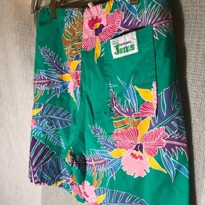 Green mid lenght shorts with tropical pattern